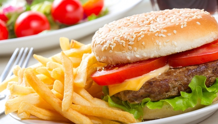 Club-Burger mit Pommes und Salat