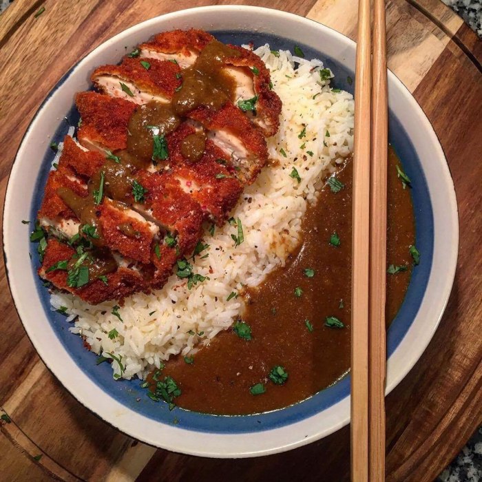 Rotes Hähnchencurry mit Reis