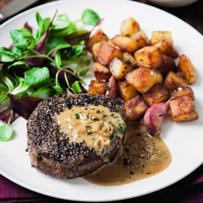 Saftiges Grillsteak mit Salat
