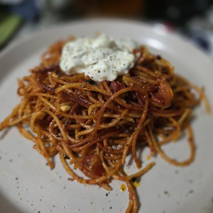 Linguine mit Speck, Salat und Tomaten